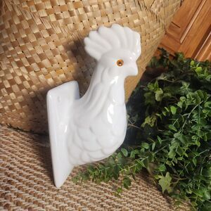 VTG White Ceramic Rooster Chicken Wall Decor Towel Apron Hanger Farmhouse